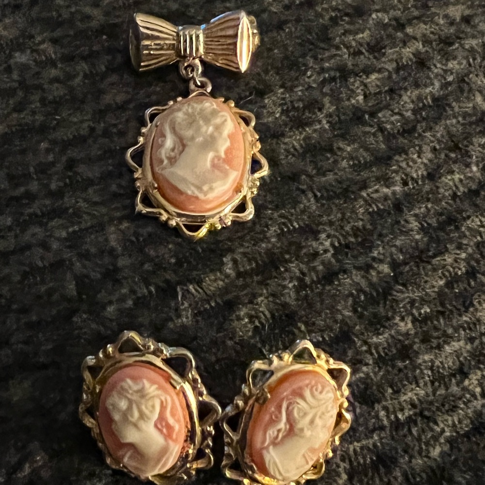 Vintage cameo set